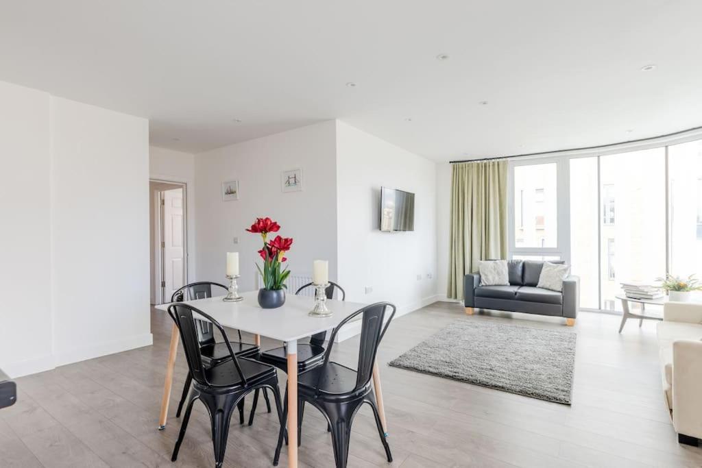 Vertigo Boutique Sleeps 4 London Apartment Kingston upon Thames (Greater London)
