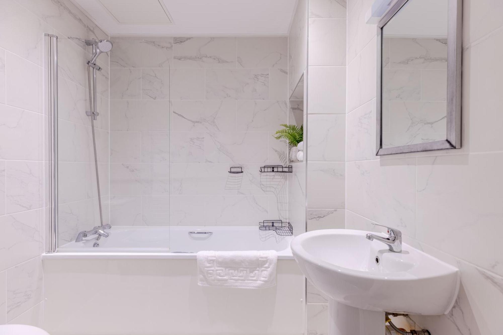 Vertigo Boutique Sleeps 4 London Apartment *